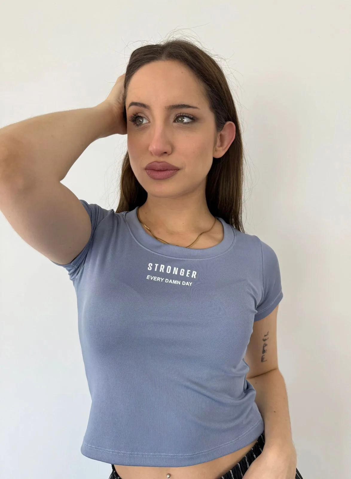 Remera Cropp Universitaria Stronger